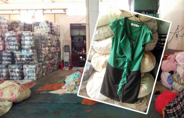 In het groot Vodden van de tweede Hand de Gekleurde Kleren Gebruikte Kleding met Hoog Katoen en Lage Prijs